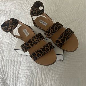 Never worn Steve Madden Sandals